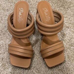 Pink Lily Women's Heeled Sandals in Tan